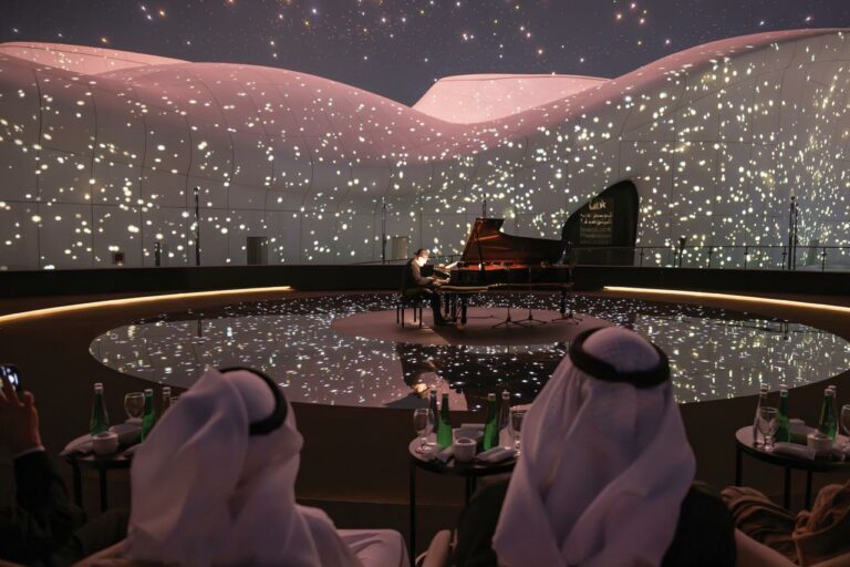 خالد بن محمد بن زايد يشهد حفل افتتاح متحف “تيم لاب فينومينا أبوظبي” للفنون الرقمية في المنطقة الثقافية في السعديات