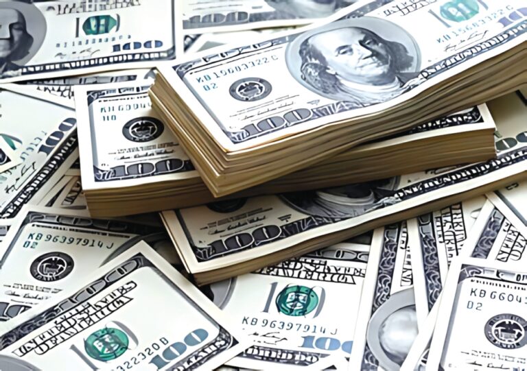 الدولار-يتراجع-مع-ترقب-تطورات-السياسة-التجارية-الأمريكية