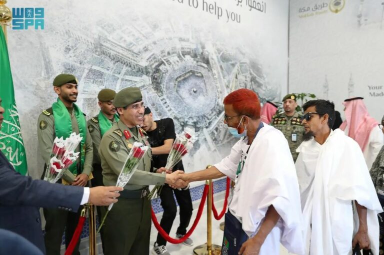 مدير-عام-الجوازات-يستقبل-أولى-رحلات-المستفيدين-من-مبادرة-طريق-مكة