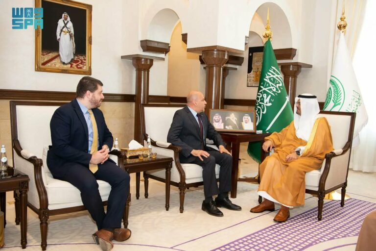 ناقشا-الموضوعات-ذات-الاهتمام-المشترك.-نائب-أمير-مكة-يستقبل-القنصل-العام-الأمريكي
