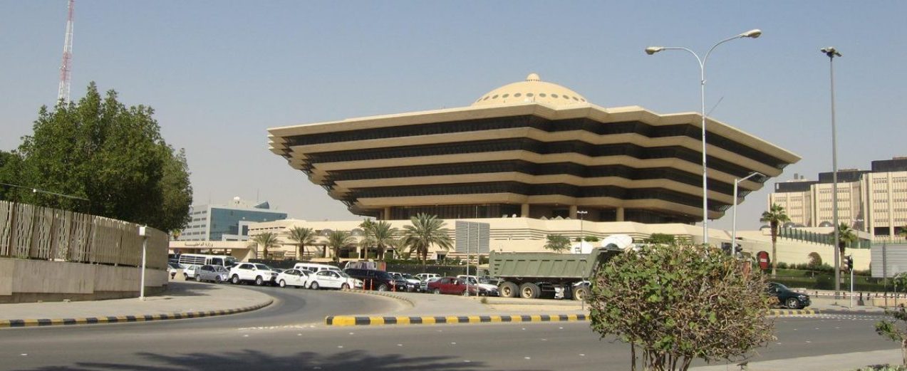 غرامة-تصل-إلى-(100,000)-ريال-بحق-كل-من-تقدم-بطلب-إصدار-تأشيرة-زيارة-لشخص-قام-أو-حاول-أداء-الحج-دون-تصريح-أو-الدخول-إلى-مكة-والمشاعر-المقدسة-أو-الب