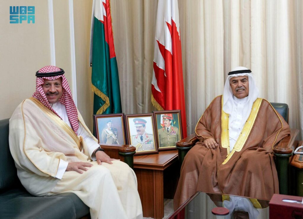 سفير-المملكة-لدى-البحرين-يلتقي-وزير-شؤون-الدفاع-البحريني