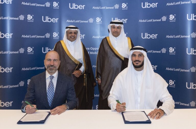 عبداللطيف-جميل-وأوبر-توقعان-مذكرة-تفاهم-لاستكشاف-فرص-تطوير-مستقبل-قطاع-التنقل-في-السعودية