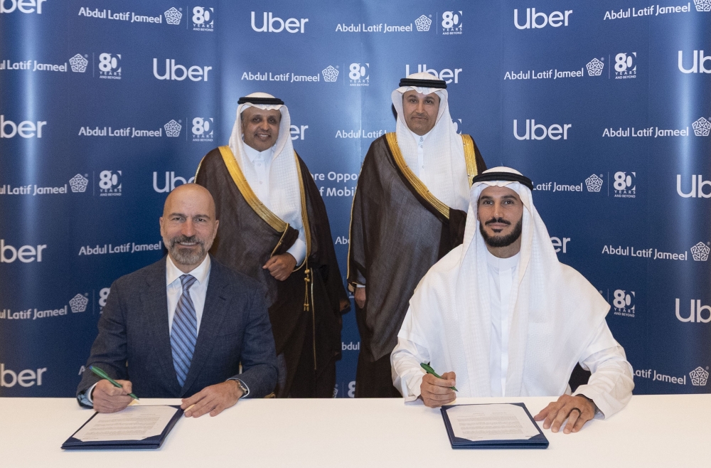 عبداللطيف-جميل-وأوبر-توقعان-مذكرة-تفاهم-لاستكشاف-فرص-تطوير-مستقبل-قطاع-التنقل-في-السعودية