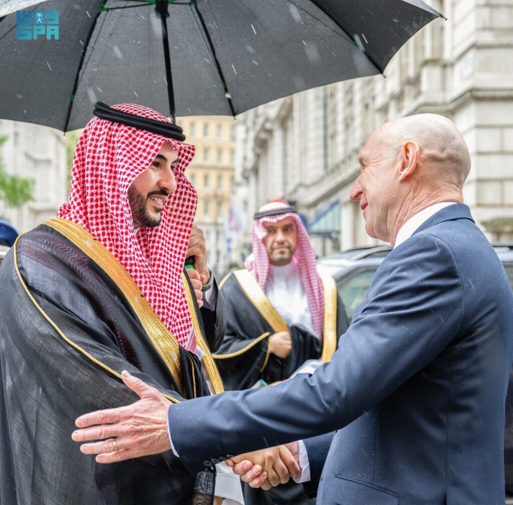 وزير-الدفاع-البريطاني-يستقبل-سمو-وزير-الدفاع-ويعقدان-لقاءً-موسعًا