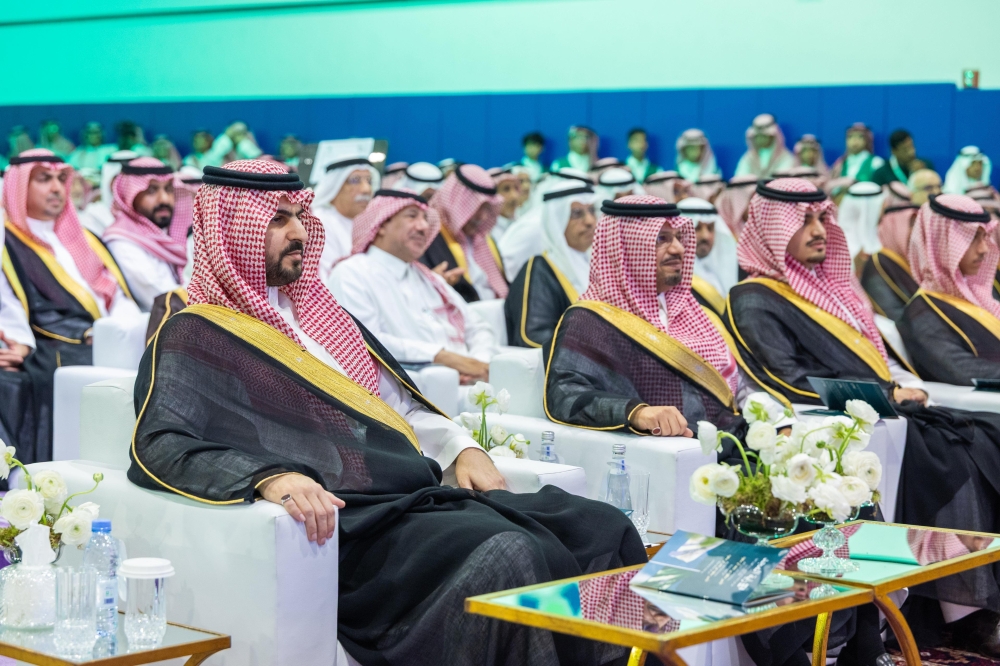 نائب-أمير-الشرقية-يرعى-تخريج-الدفعة-الأربعين-في-مدارس-الظهران-الأهلية