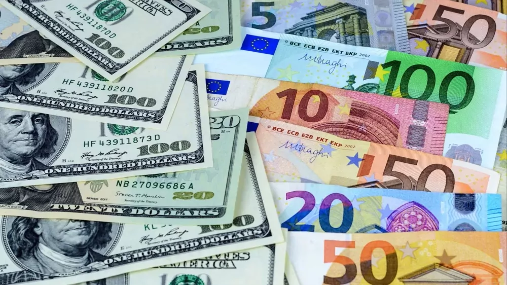 أسعار-العملات.-ارتفاع-الدولار-وتراجع-الين-واليورو