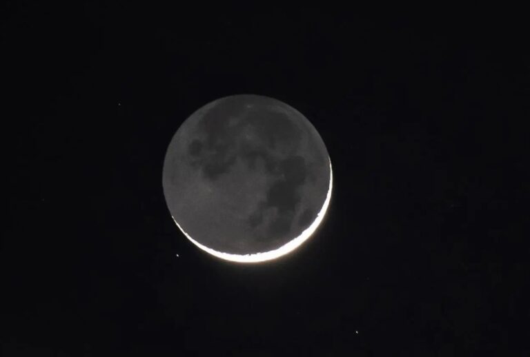 خلال-عبور-محطة-الفضاء-الدولية.-سماء-عرعر-تشهد-اقتران-الهلال-بالمشتري-والنجم-“136tau”