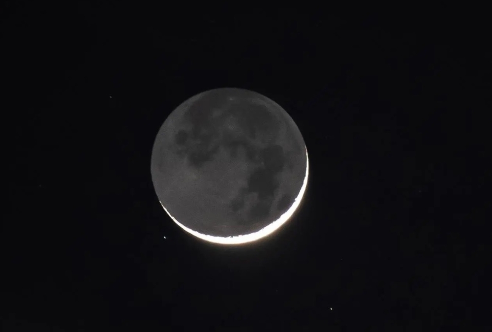 خلال-عبور-محطة-الفضاء-الدولية.-سماء-عرعر-تشهد-اقتران-الهلال-بالمشتري-والنجم-“136tau”