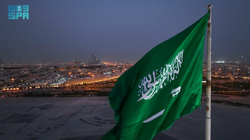 علم-المملكة-بالدرعية-يعتلي-أطول-سارية-في-الرياض-ليُجسد-رمزًا-وطنيًّا-وجاذبًا-سياحيًّا