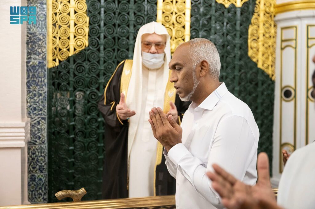 رئيس-جمهورية-المالديف-يزور-المسجد-النبوي