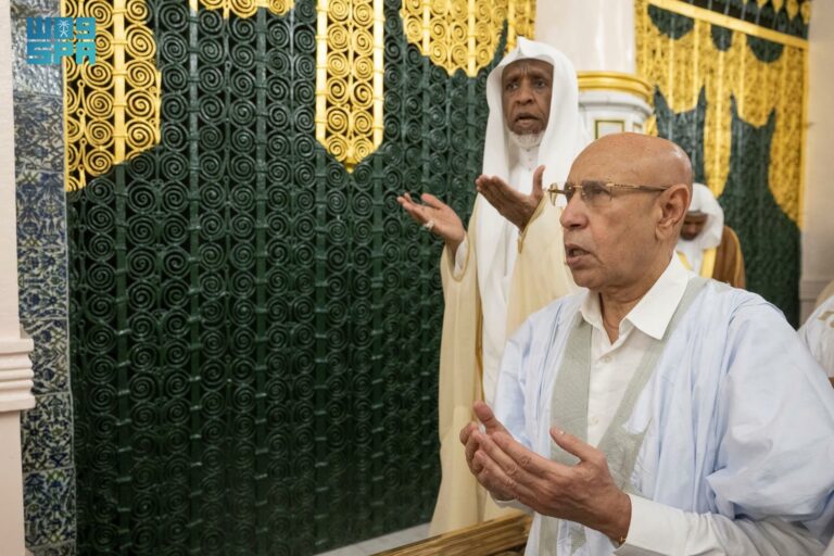الرئيس-الموريتاني-يزور-المسجد-النبوي