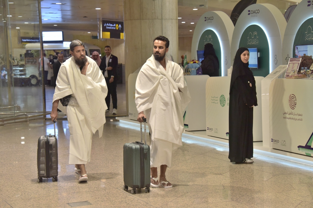 شاهد-|-عبر-14-رحلة.-6500-حاج-غادروا-من-مطار-الدمام