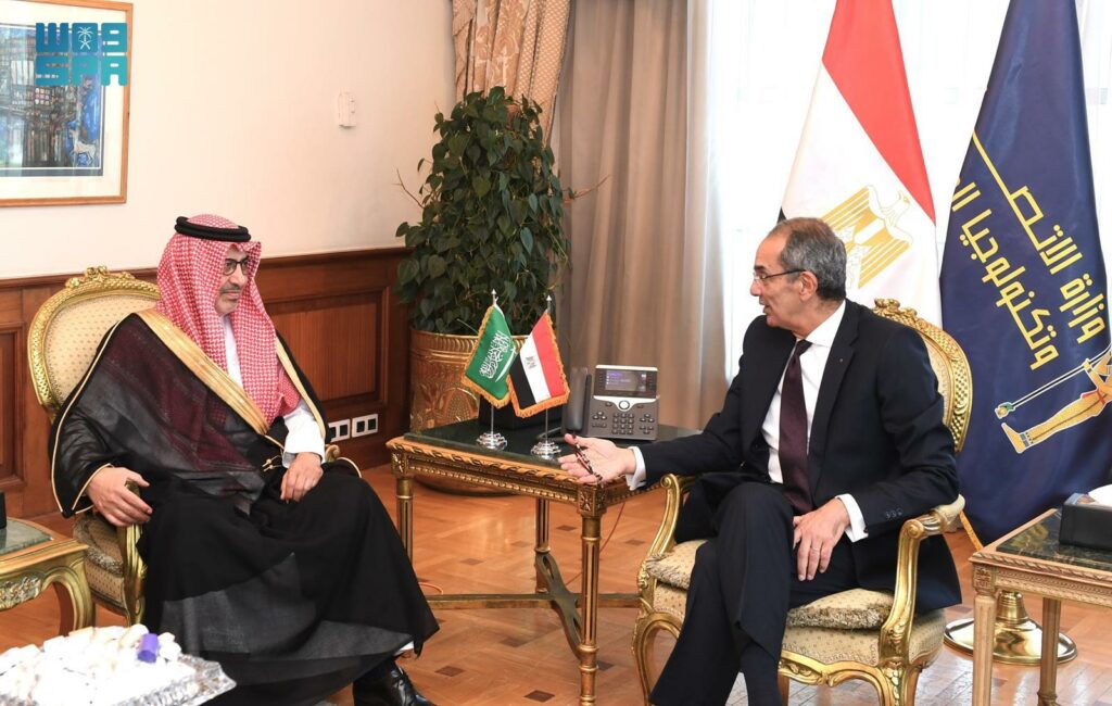 السفير-الحصيني-يلتقي-وزير-الاتصالات-المصري