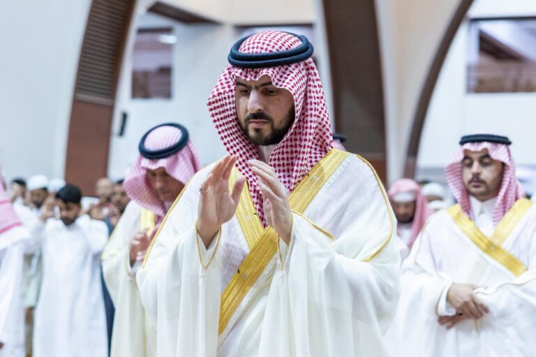 أمير-الشرقية-ونائبه-يؤديان-صلاة-عيد-الأضحى-بجامع-خادم-الحرمين-الشريفين-بالدمام