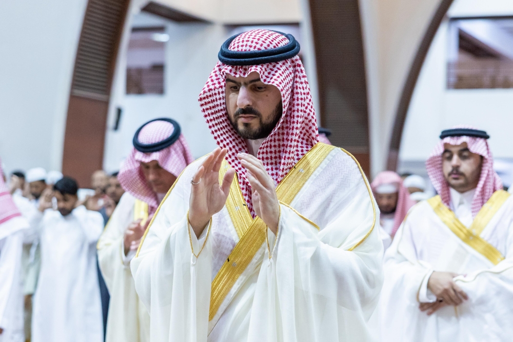 أمير-الشرقية-ونائبه-يؤديان-صلاة-عيد-الأضحى-بجامع-خادم-الحرمين-الشريفين-بالدمام