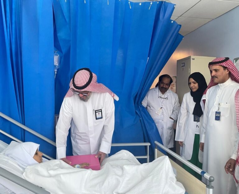 رئيس-تشغيل-مستشفى-الولادة-والأطفال-بالدمام-يعايد-المرضى-المنومين