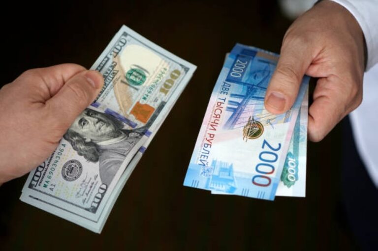 “المركزي-الروسي”-يرفع-سعر-صرف-الدولار-ويخفض-اليورو-أمام-الروبل
