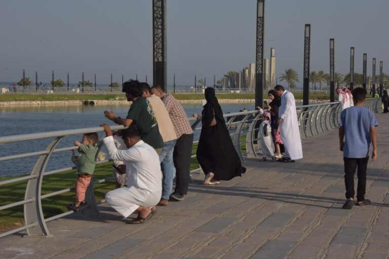 أهالي-وزوار-الشرقية-يستمتعون-بأجواء-كورنيش-الخبر-وبحيرة-البط