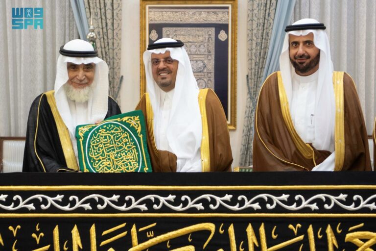 نيابة-عن-خادم-الحرمين.-نائب-أمير-مكة-يُسلم-كسوة-الكعبة-المشرفة-لسدنة-بيت-الله-الحرام