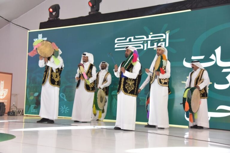 احتفالات-عيد-الأضحى.-الفنون-الشعبية-والعرضة-تجذب-الزوار-بالدمام