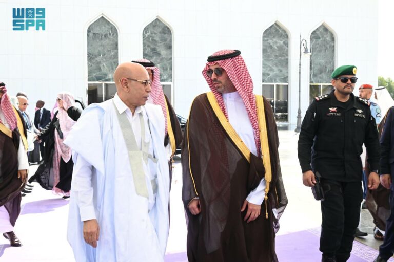 في-مقدمة-مودعيه-الأمير-سعود-بن-عبدالله-بن-جلوي.-الرئيس-الموريتاني-يغادر-جدة