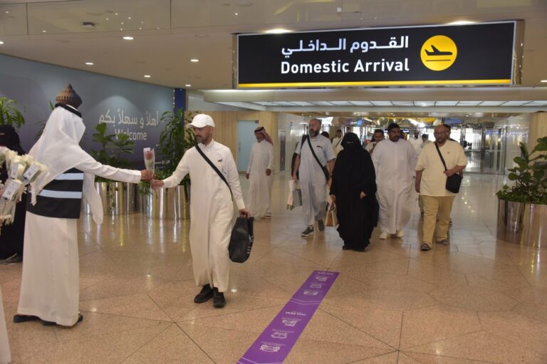 “اليوم”-ترصد-فرحة-الحجاج-العائدين-عبر-مطار-الملك-فهد-بالدمام