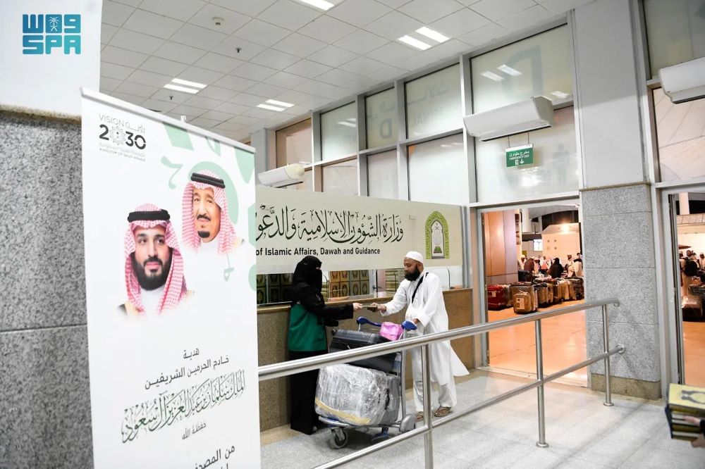 “الشؤون-الإسلامية”-تواصل-توزيع-هدية-خادم-الحرمين-الشريفين-للحجاج-المغادرين