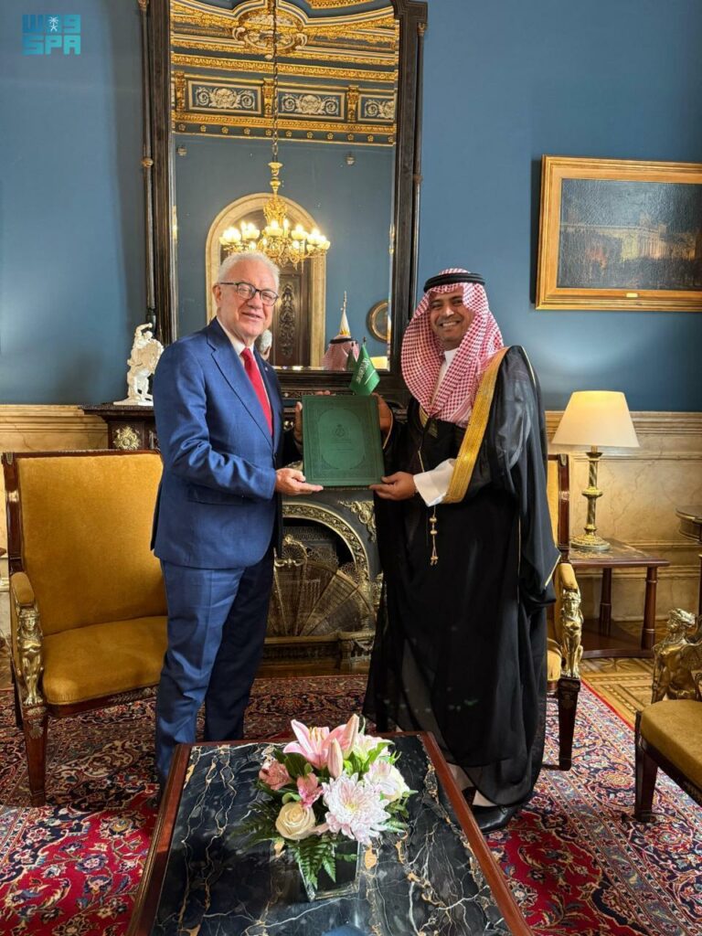 السفير-المزيني-يقدم-نسخة-من-أوراق-اعتماده-سفيرًا-للمملكة-لدى-الأوروغواي