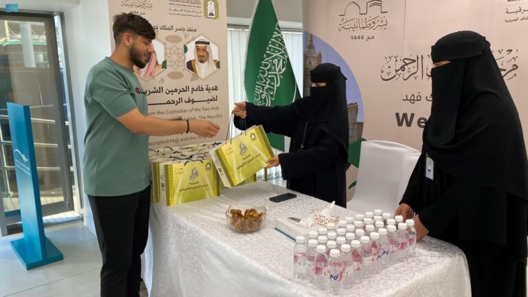 توديع-حجاج-البحرين-بهدية-خادم-الحرمين-من-المصحف-عبر-جسر-الملك-فهد