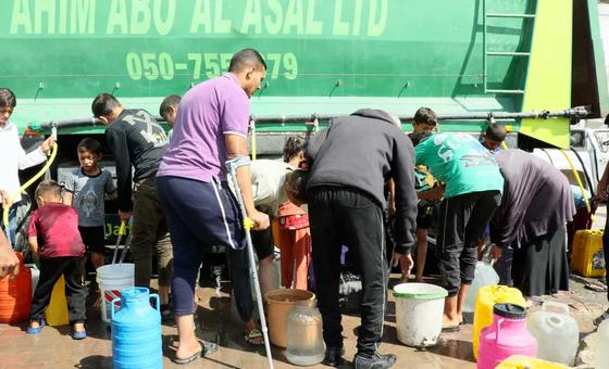 “إنقاذ-للنازحين-في-حوالي-300-خيمة”،-شاحنات-أممية-تحمل-المياه-والأمل-للناس-في-غزة