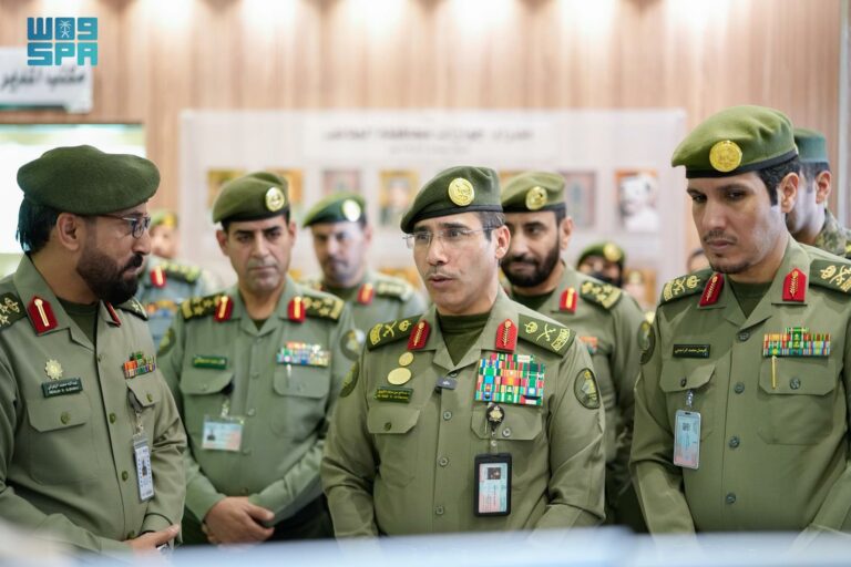 مدير-عام-الجوازات-المكلّف-يتفقد-سير-العمل-في-جوازات-الطائف