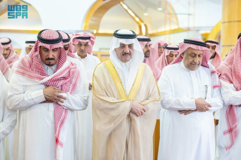 أمير-المنطقة-الشرقية-يؤدي-صلاة-الميت-على-والدة-سعود-العطيشان