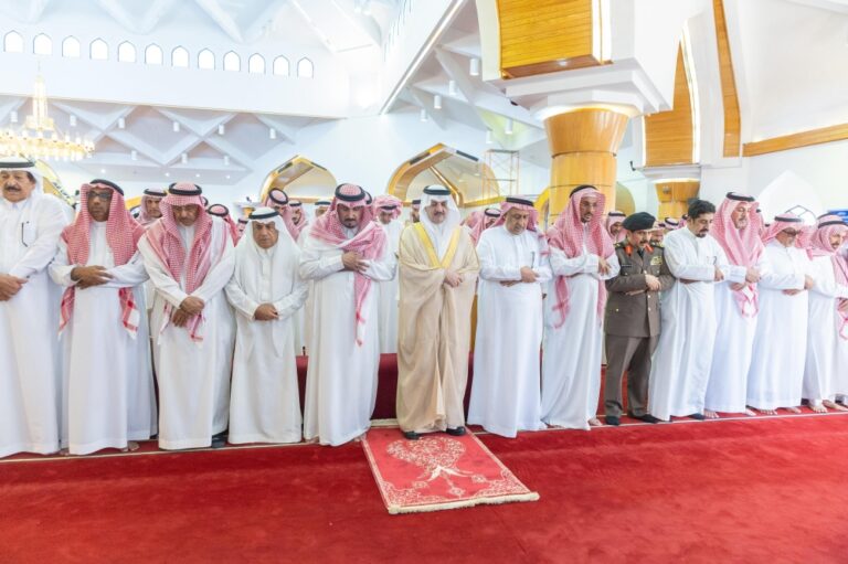 أمير-الشرقية-يؤدي-صلاة-الميت-على-والدة-سعود-العطيشان