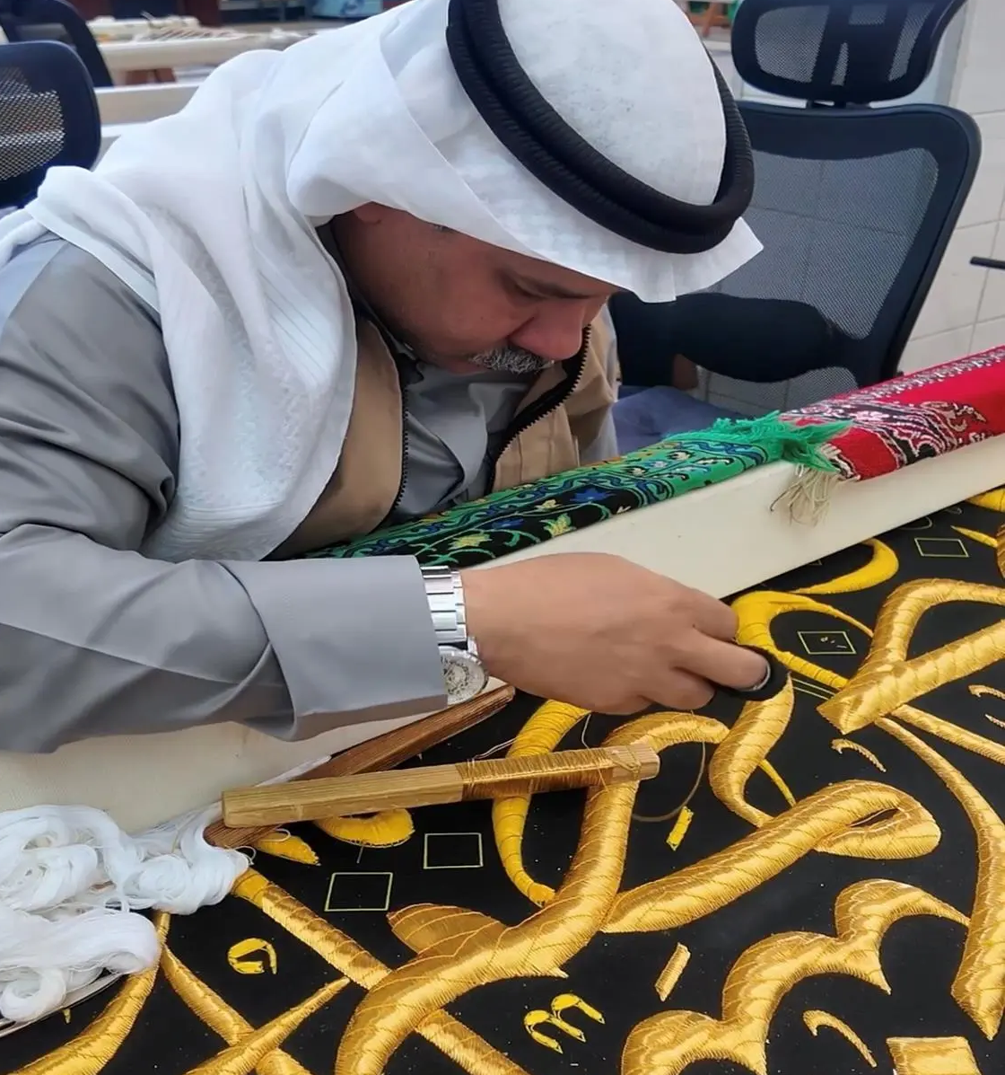 بأيادٍ-سعودية-محترفة.-7-مراحل-لصناعة-كسوة-الكعبة