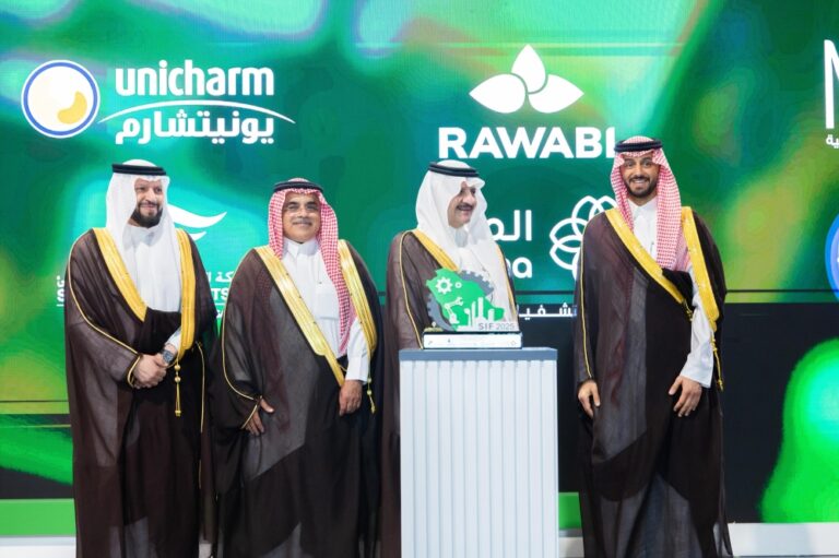أمير-الشرقية-يُكرِّم-“مجموعة-مستشفيات-المانع”-لرعايتها-الطبية-منتدى-الصناعة-السعودي-2025