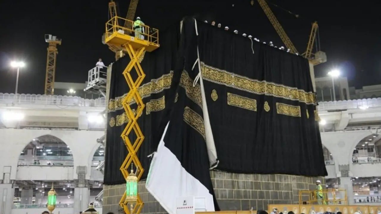 بما-يعكس-التطور-الكبير-في-الكفاءة-التشغيلية.-“العناية-بشؤون-الحرمين”:-تغيير-كسوة-الكعبة-المشرفة-لعام-1447هـ-في-وقت-قياسي