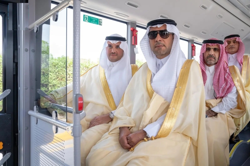 محافظ-الأحساء-يدشن-التشغيل-الفعلي-لمشروع-النقل-العام-بالحافلات
