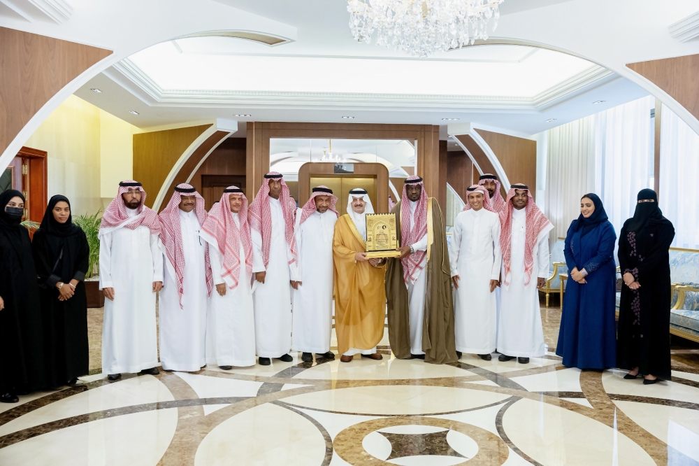 أمير-الشرقية-يستقبل-رئيس-وأعضاء-جمعية-حكام-كرة-القدم-“عطاء-ووفاء”