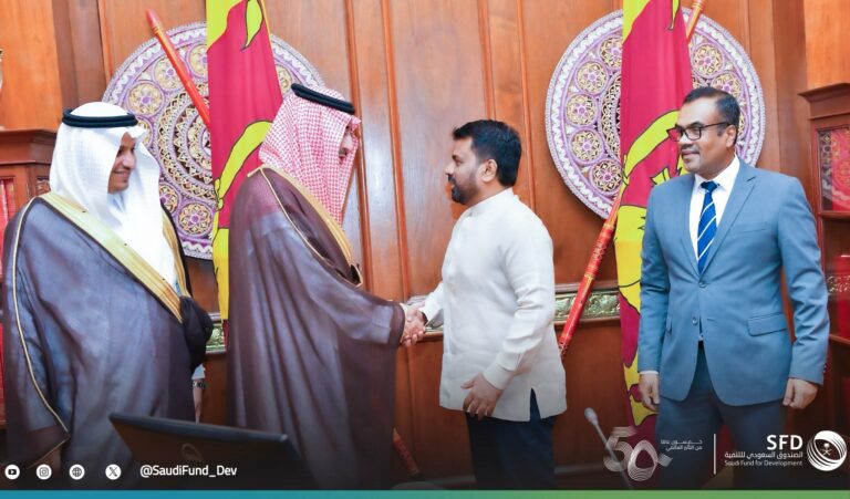 بحضور-سفير-خادم-الحرمين-الشريفين.-الرئيس-السريلانكي-يستقبل-الرئيس-التنفيذي-للصندوق-السعودي-للتنمية