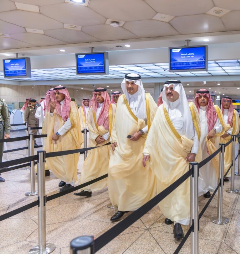 أمير-الشرقية-يدشن-خدمة-البوابات-الإلكترونية-بمطار-الملك-فهد-الدولي