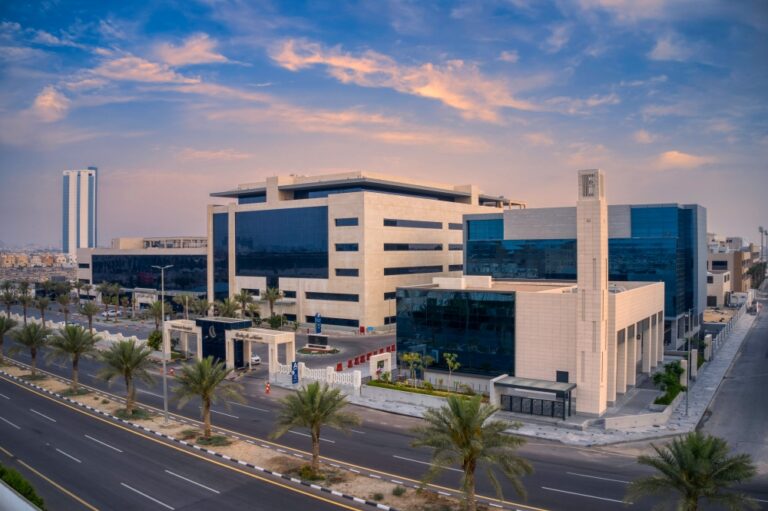 نجاح-استئصال-ورم-كبير-في-القولون-الأيمن-باستخدام-الروبوت-في-الخبر