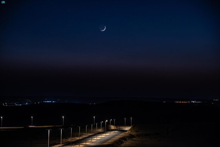 شاهد|-اقتران-هلال-صفر-بنجم-“قلب-الأسد”-يزيّن-سماء-الحدود-الشمالية