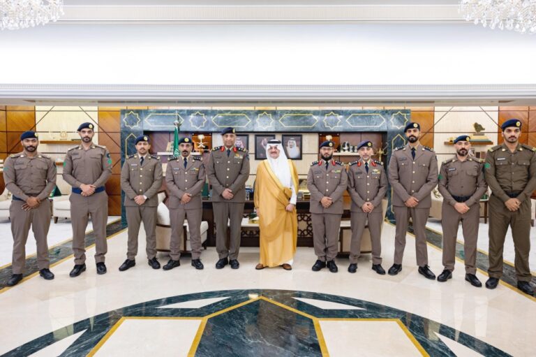 أمير-المنطقة-الشرقية-يستقبل-مدير-الدفاع-المدني-ويكرّم-المتميزين-من-الضباط-والأفراد