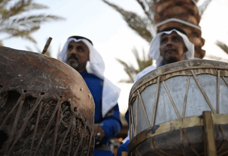 “فن-الزير”-في-العلا.-إيقاع-شعبي-يُجسّد-التراث-ويُحيي-المناسبات-الاجتماعية