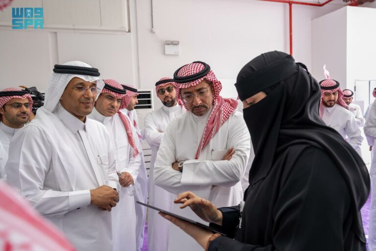 “وزير-الصناعة”-يزور-عددًا-من-المشروعات-الصناعية-الجديدة-في-المدينتين-الصناعيتين-الأولى-والثانية-بالدمام