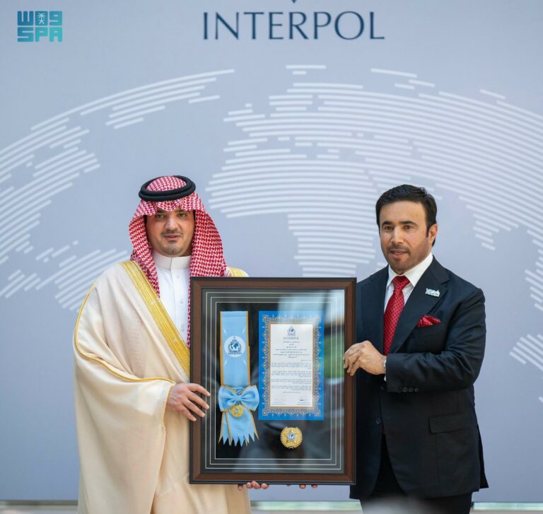 المنظمة-الدولية-للشرطة-الجنائية-تمنح-وزير-الداخلية-وسام-“الإنتربول”-من-الطبقة-العليا