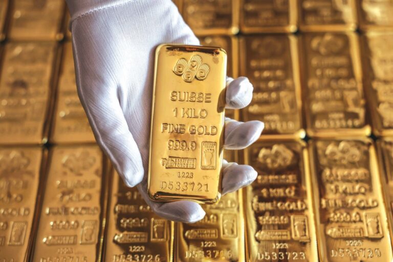 صعد-5450-دولار.-ارتفاع-أسعار-الذهب-بعد-تراجع-الأسهم-عالميا