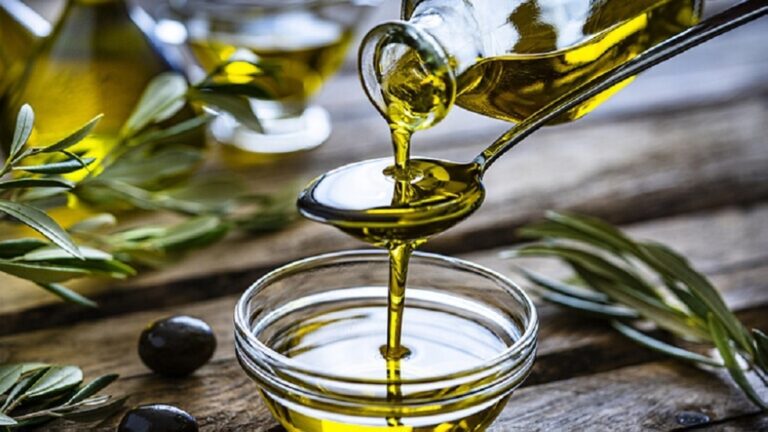 أسعار-زيت-الزيتون-تهبط-50%-مع-تعافي-الإنتاج-في-إسبانيا