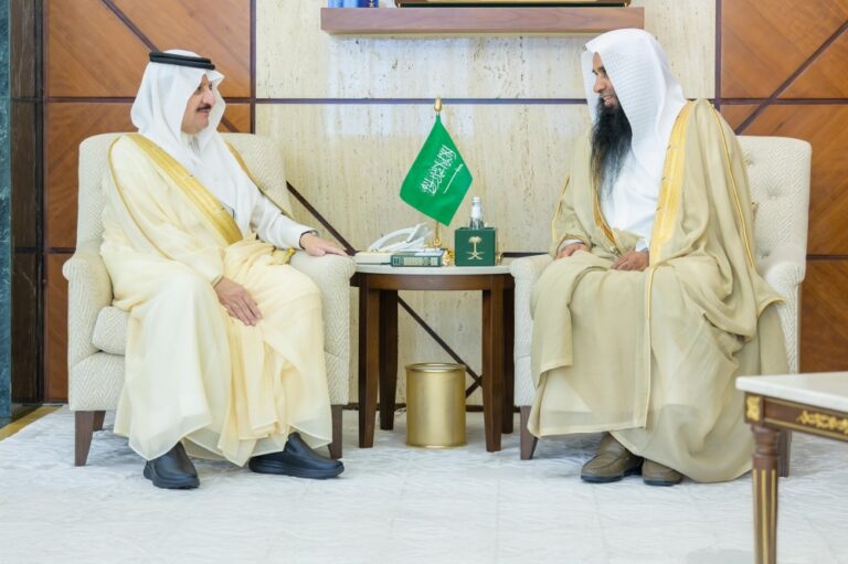 أمير-الشرقية-يستقبل-مدير-عام-فرع-الرئاسة-العامة-للبحوث-العلمية-والإفتاء-بالمنطقة